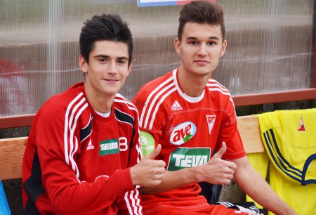 A tehetséges labdarúgók profi szerződést kaptak a klubtól.